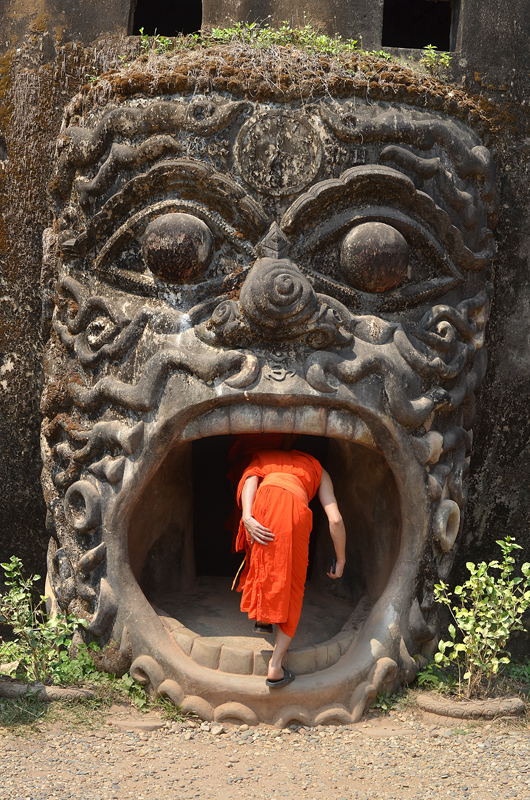 Wat Xieng Khuan. Tanon Tha Deua. Laos. La gueule du démon : bouche de l'enfer. Tour de la citrouille. Photo Serge Panarotto.