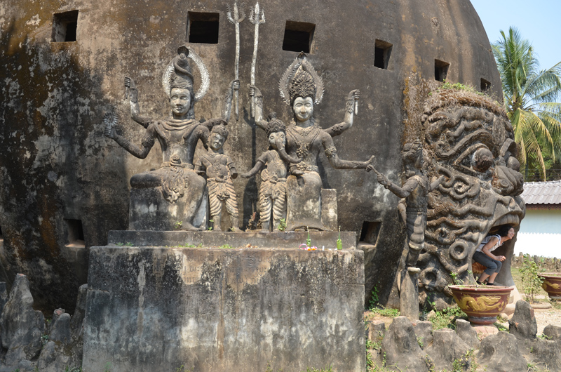 Wat Xieng Khuan. Tanon Tha Deua. Laos. Shiva et Pârvatî et leurs fils Kârttikeya et Ganesh. Photo Serge Panarotto.