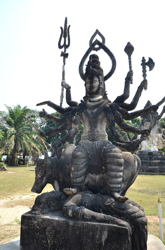 Wat Xieng Khuan. Tanon Tha Deua. Laos. Shiva guerrier.