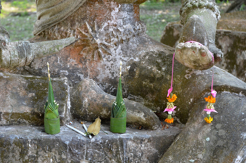 Wat Xieng Khuan. Tanon Tha Deua. Laos. Offrandes. Photo Serge Panarotto.