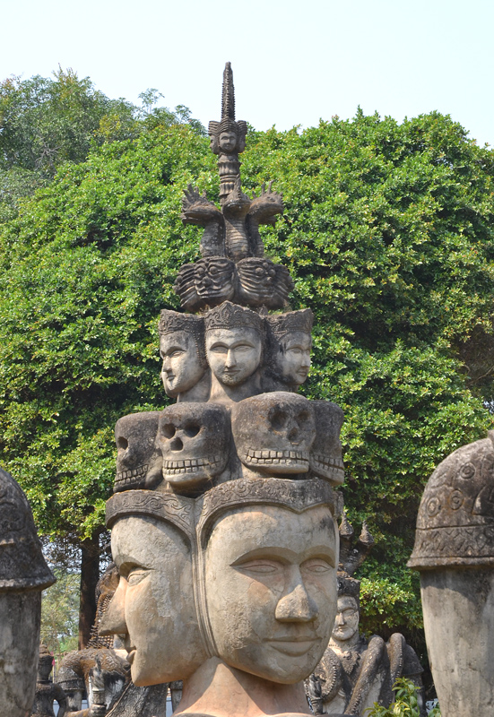 Wat Xieng Khuan. Tanon Tha Deua. Laos. Tiare sur la tête à 4 visages. Photo Serge Panarotto.