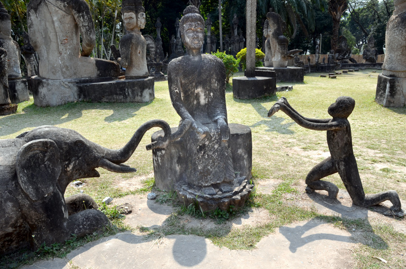 Wat Xieng Khuan. Tanon Tha Deua. Laos. Bouddha, singe et éléphant. Photo Serge Panarotto.