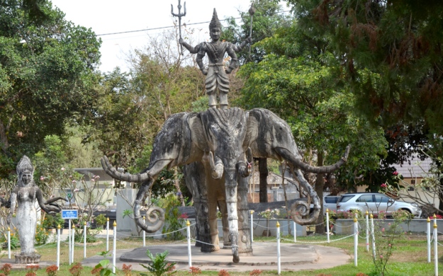 Wat Xieng Khuan. Tanon Tha Deua. Laos. Indra sur l'éléphant Airavata. Photo Serge Panarotto.