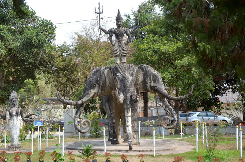 Wat Xieng Khuan. Tanon Tha Deua. Laos. Indra sur l'éléphant Airavata. Photo Serge Panarotto.