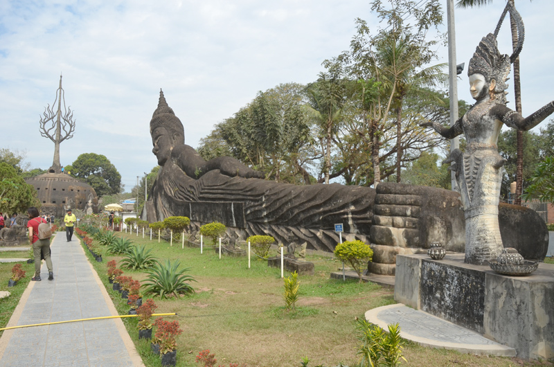Wat Xieng Khuan. Tanon Tha Deua. Laos. Allée du Bouddha couché.