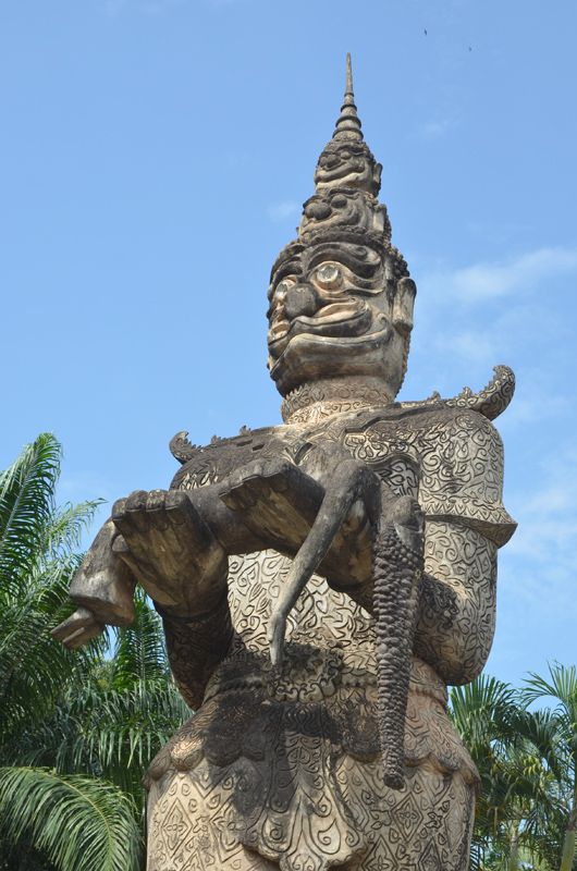Wat Xieng Khuan. Tanon Tha Deua. Laos. Ramayana : le géant Ravana enlève la princesse Sita. Photo Serge Panarotto.