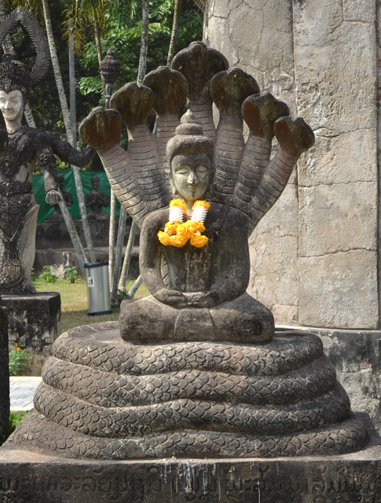 Wat Xieng Khuan. Tanon Tha Deua. Laos. Bouddha et le grand Naga. Photo Serge Panarotto.