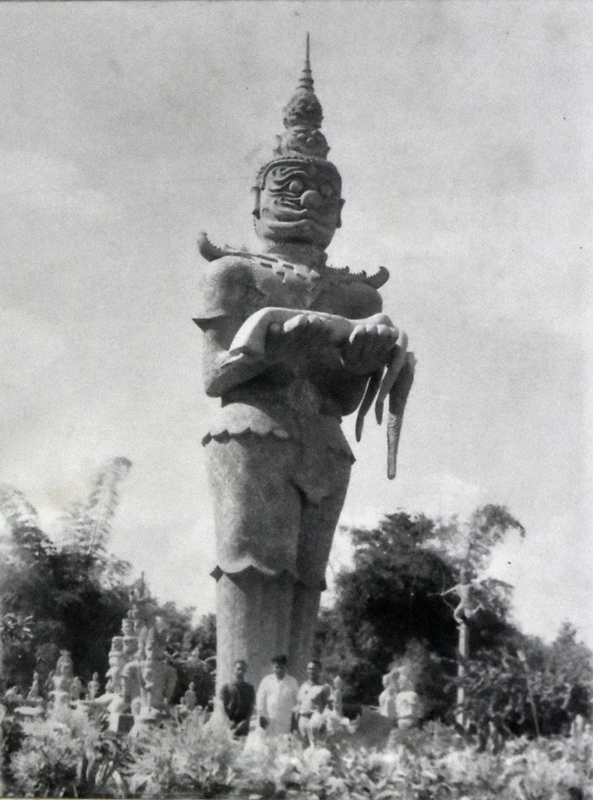 Bunleua Sulilat, créateur du Buddha Park, devant la statue de Ravana portant la princesse Sita.