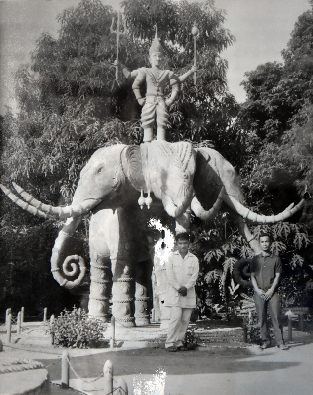 Bunleua Sulilat, créateur du Buddha Park, devant la statue d'Indra sur l'éléphant à 3 têtes.