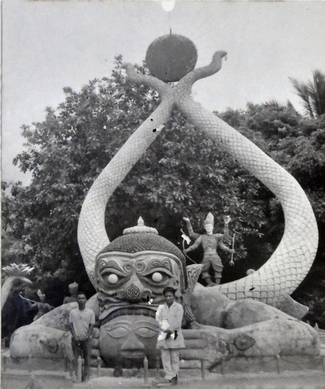 Bunleua Sulilat, créateur du Buddha Park, devant une de ses œuvres.